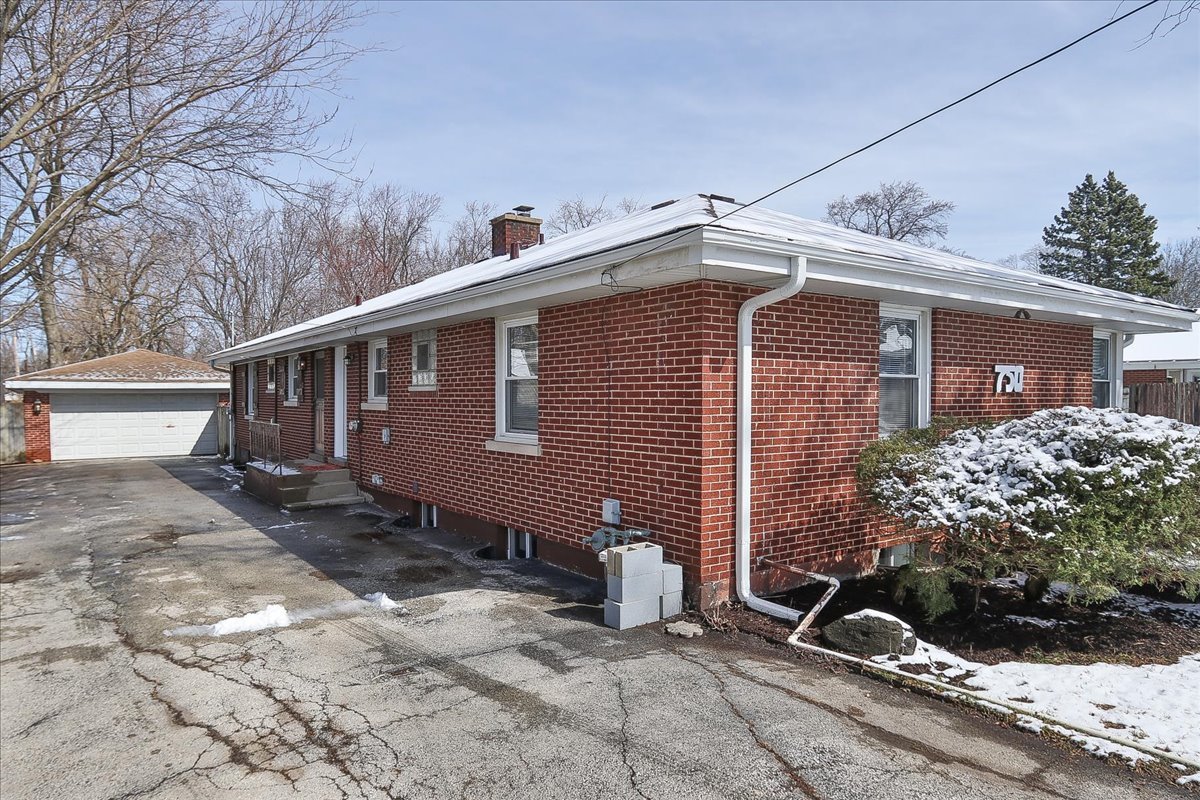 750 East Maple Street, Unit A Lombard, IL 60148 - Photo 3 of 26 a front view of a house with plants