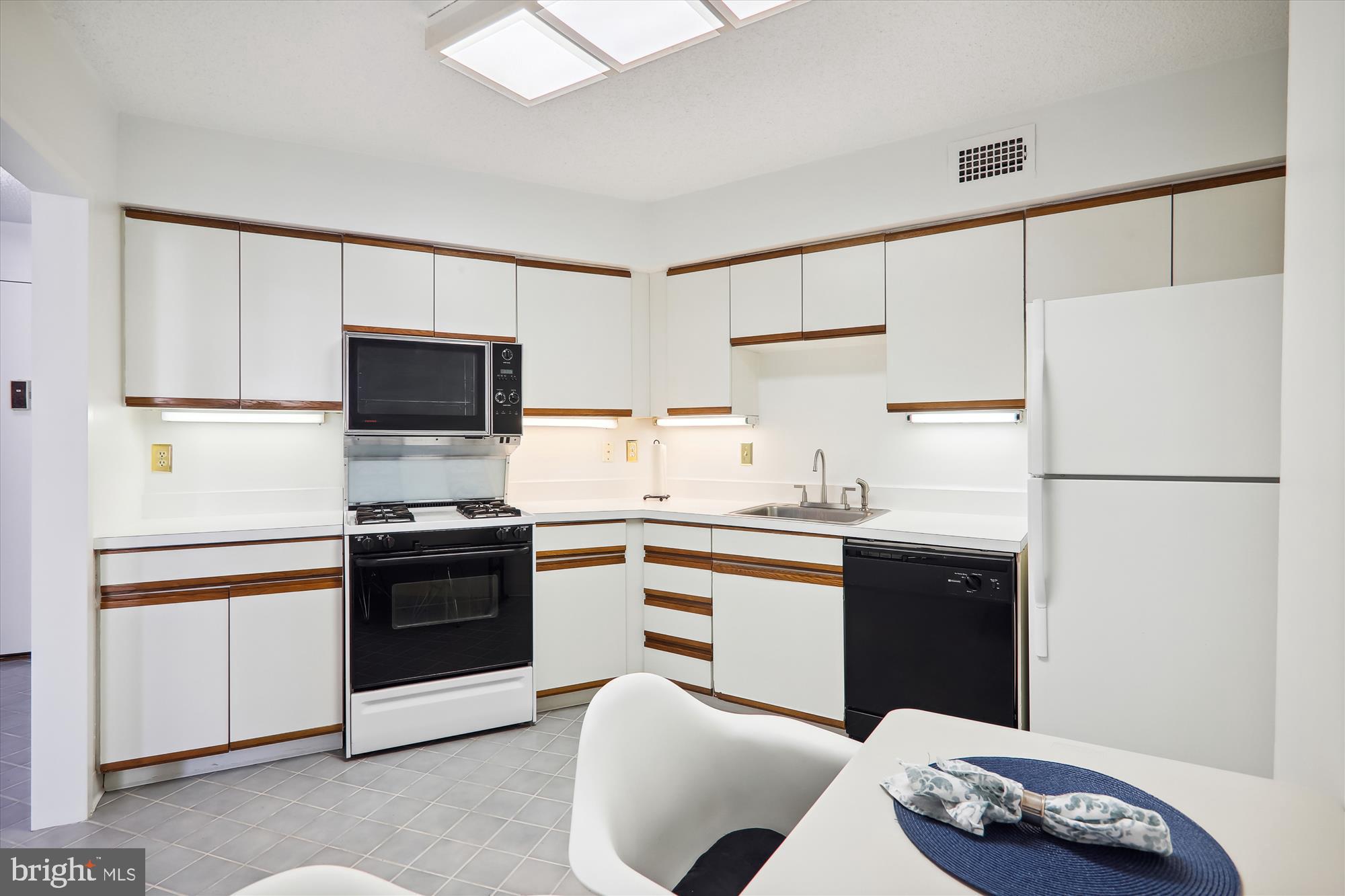 5225 Pooks Hill Road, Unit 701S Bethesda, MD 20814 - Photo 27 of 79 Table Space Kitchen