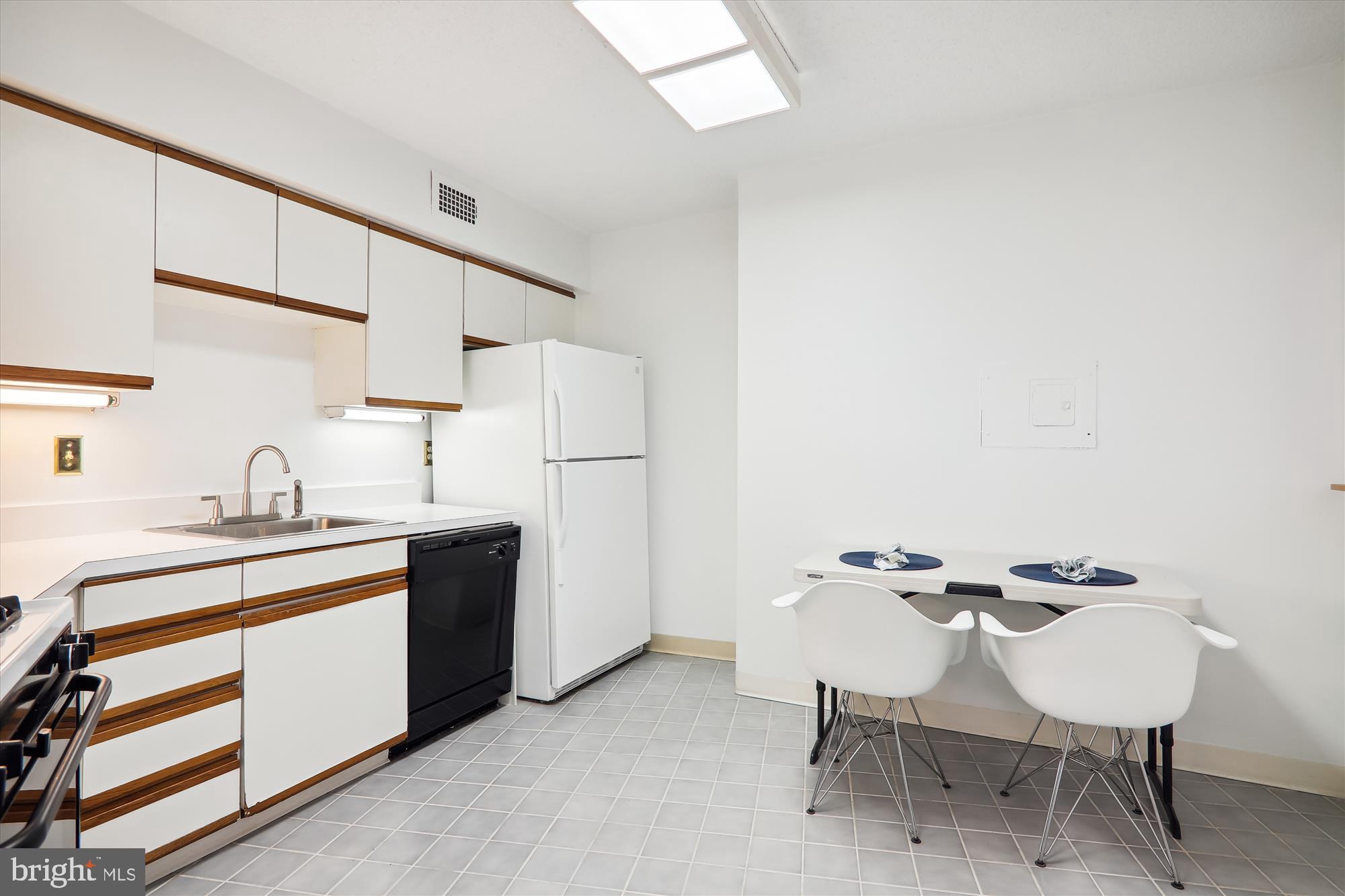 5225 Pooks Hill Road, Unit 701S Bethesda, MD 20814 - Photo 28 of 79 Table Space Kitchen