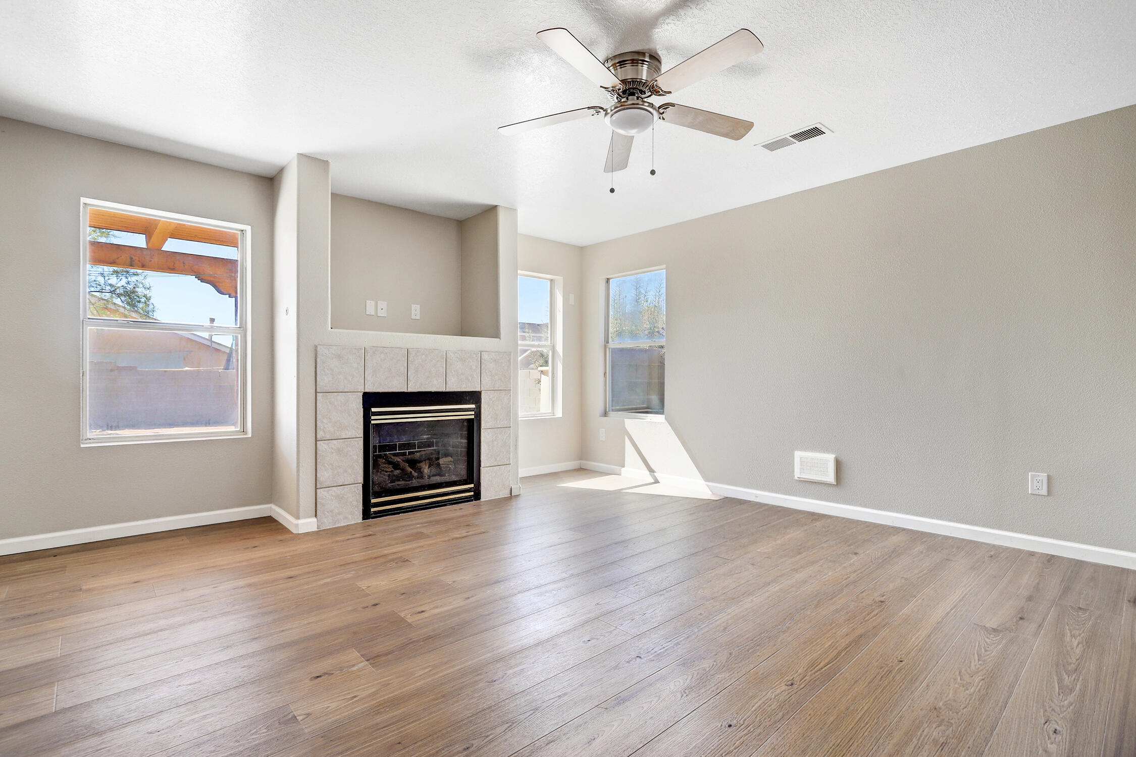 7928 Stephan Road Southwest Albuquerque, NM 87121 - Photo 5 of 33 Gallery Image 5