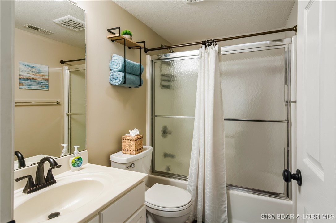 40 Lighthouse Road, Unit 3104 Lake Ozark, MO 65049 - Photo 18 of 33 Guest / shared bathroom.