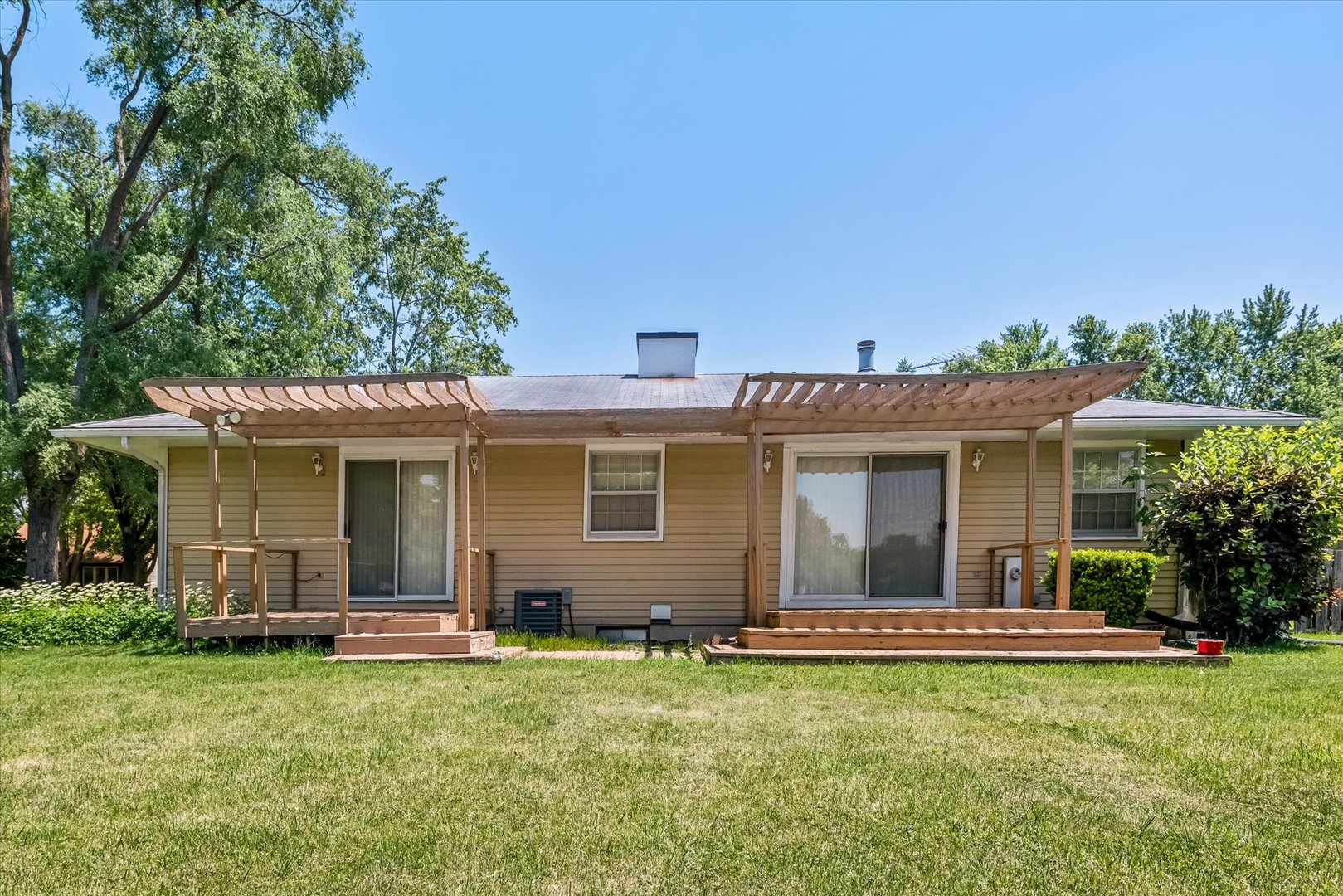 33 Somerset Road Montgomery, IL 60538 - Photo 3 of 17 front view of a house with a yard