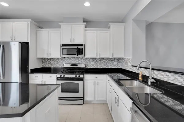 $405,000 | 222 West Hyde Street, Arlington Heights, IL 60005