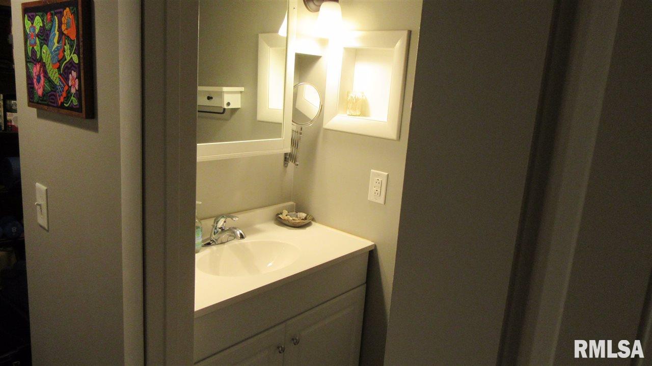 1513 West Governor Street Springfield, IL 62704 - Photo 25 of 31 Gallery Image 25