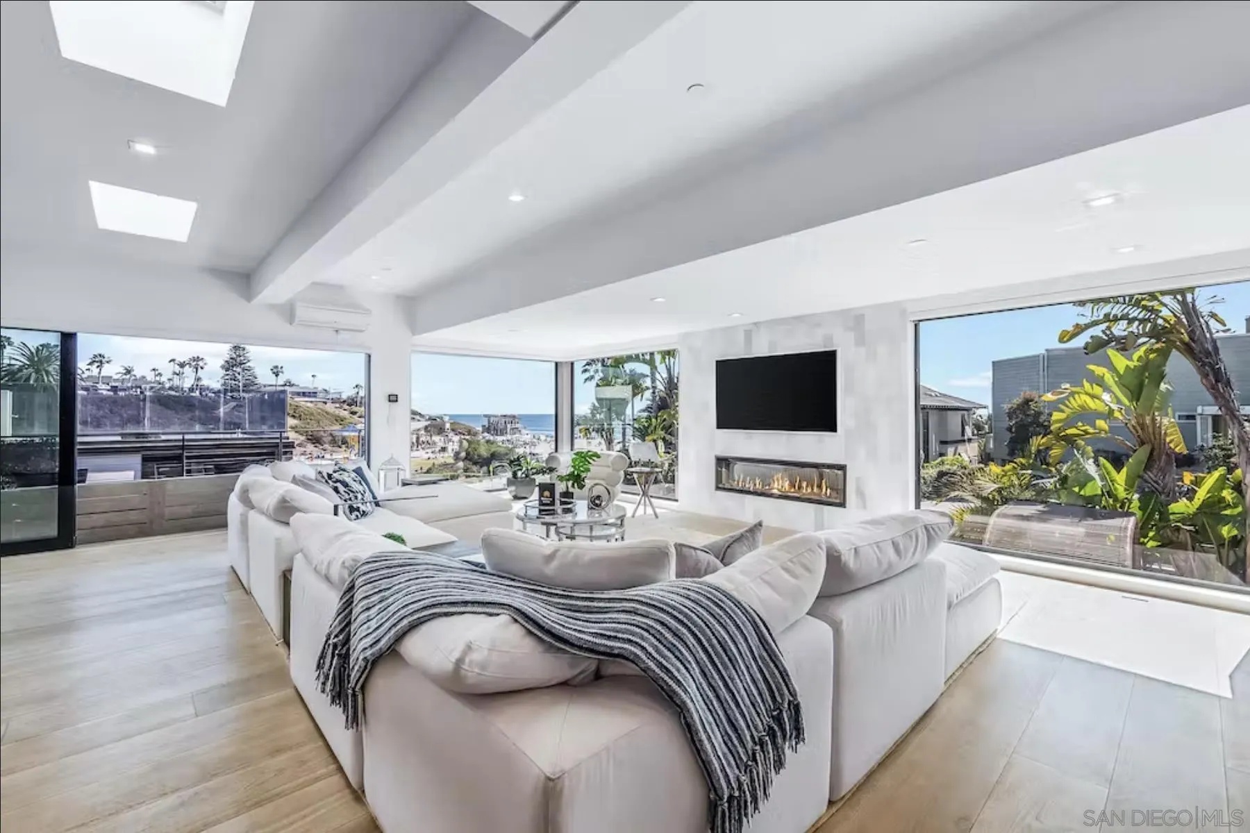 225 4th Street Encinitas, CA 92024 - Photo 2 of 37