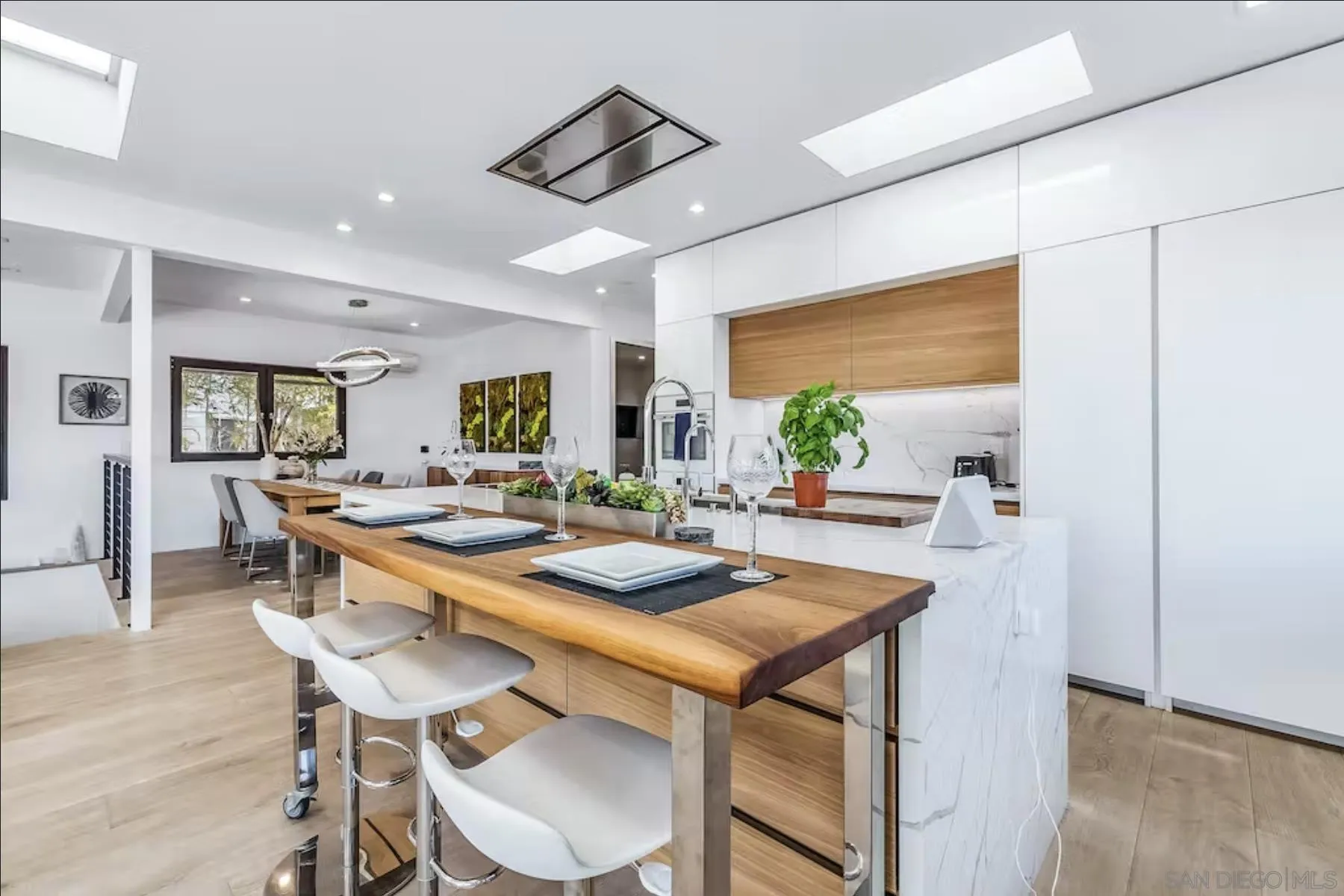 225 4th Street Encinitas, CA 92024 - Photo 7 of 37