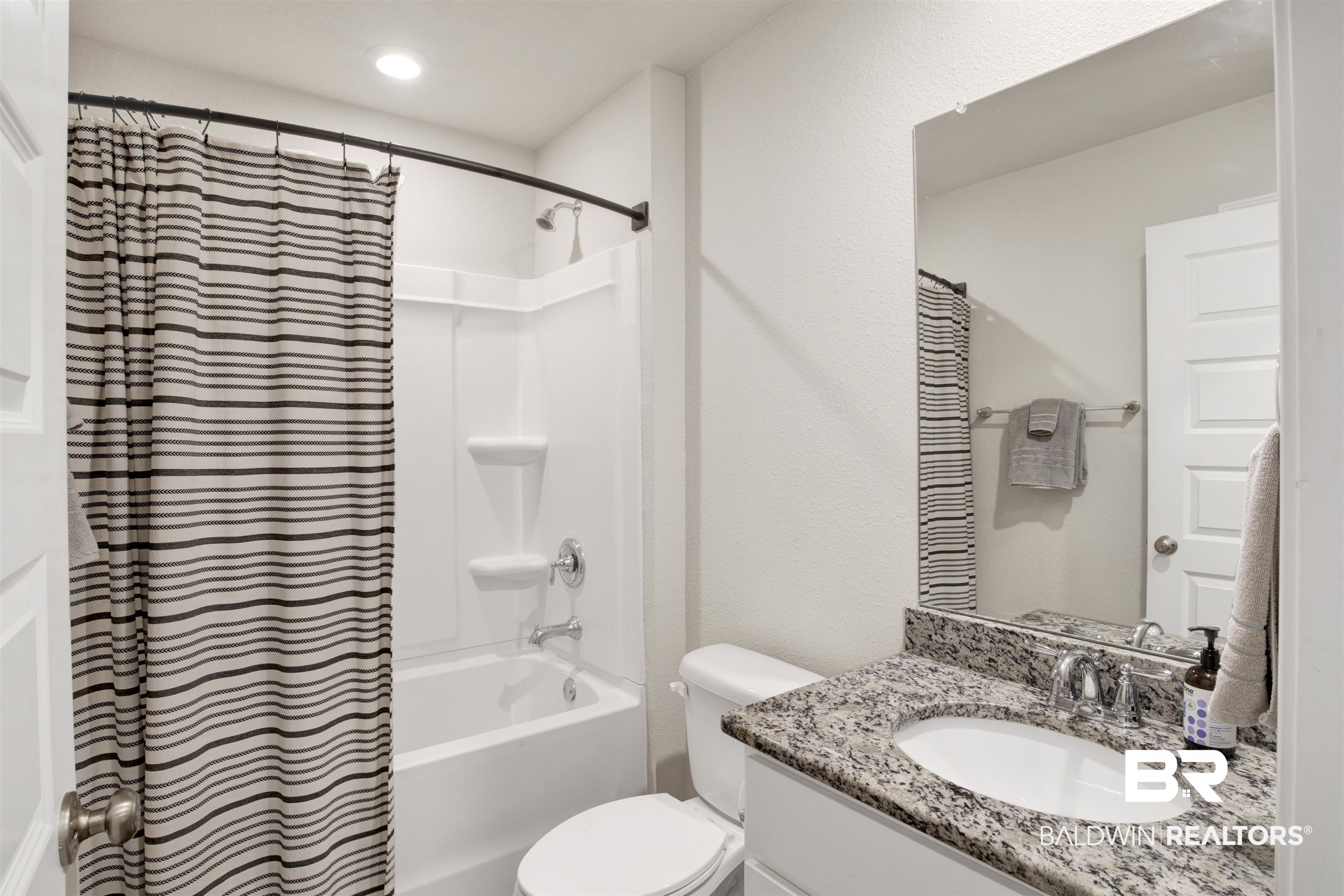 8302 Harmon Street Daphne, AL 36526 - Photo 23 of 29 Bathroom 2