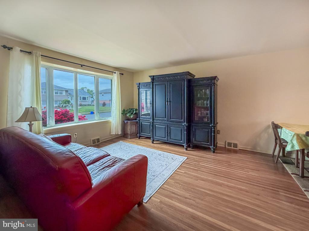 9965 Hardy Road Philadelphia, PA 19115 - Photo 5 of 43 Sun Filled Living Room with Bow Window & Hardwood