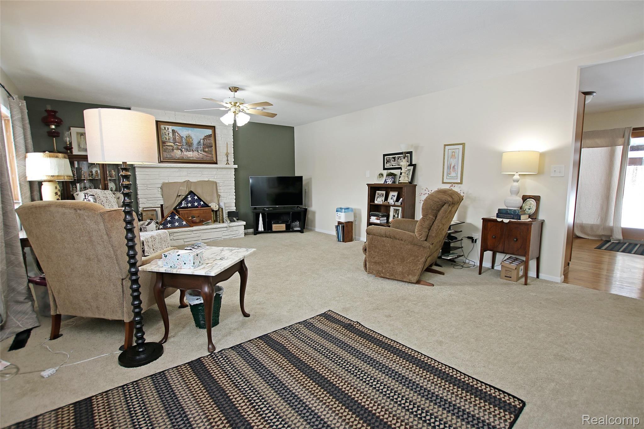 11348 Fenton Road Fenton, MI 48430 - Photo 4 of 47 4) Living Room.jpg