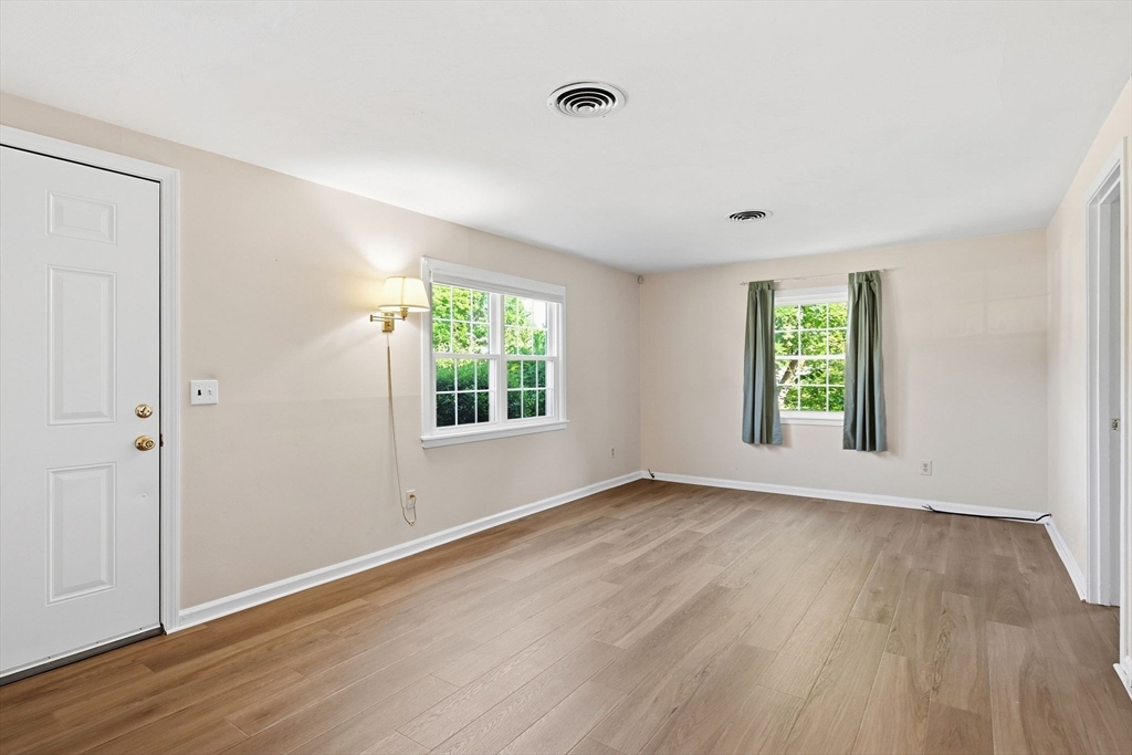 291 Old Farm Road Springfield, MA 01119 - Photo 8 of 34