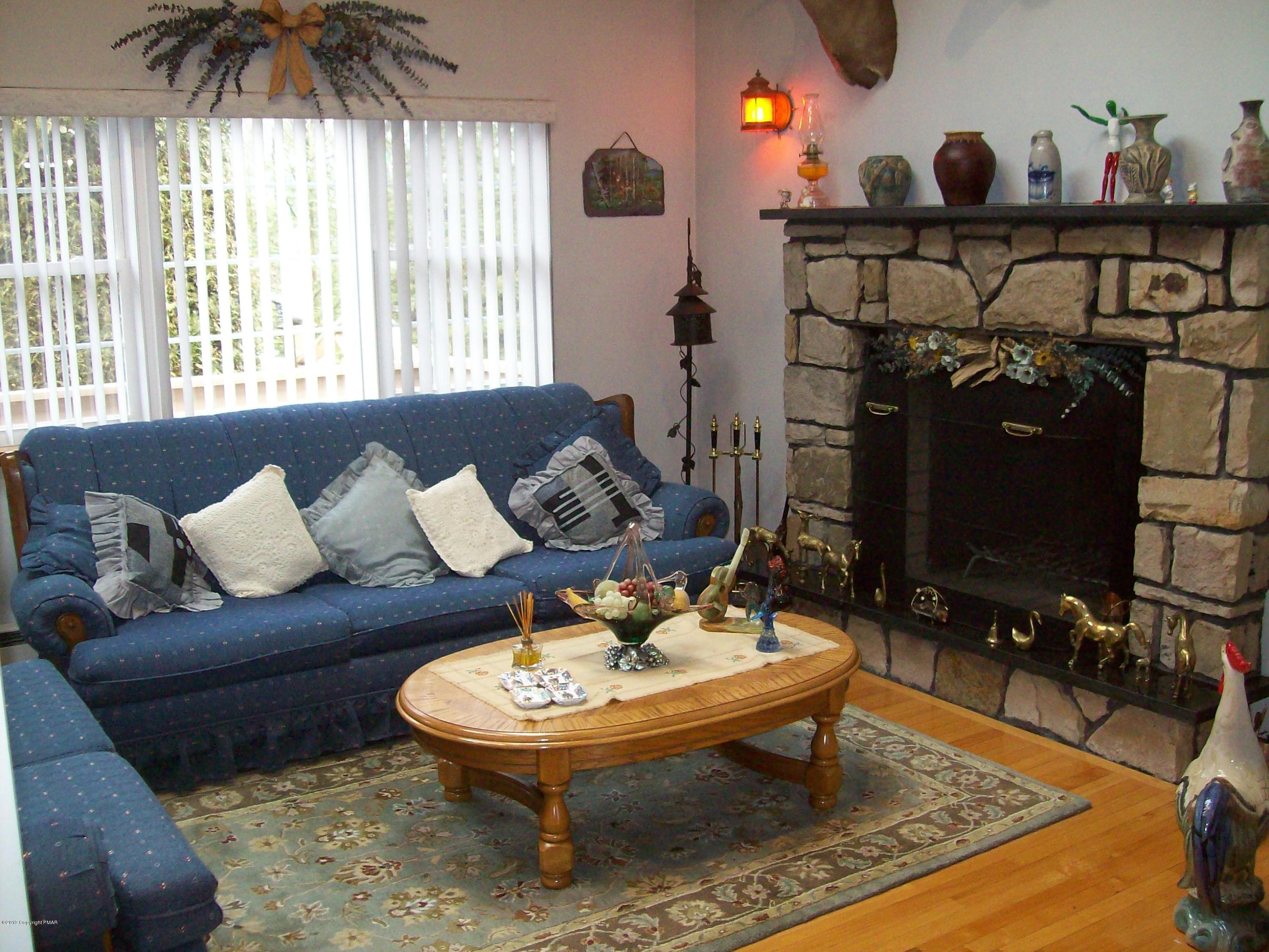 2153 Spring Drive Bushkill, PA 18324 - Photo 9 of 33 Living room