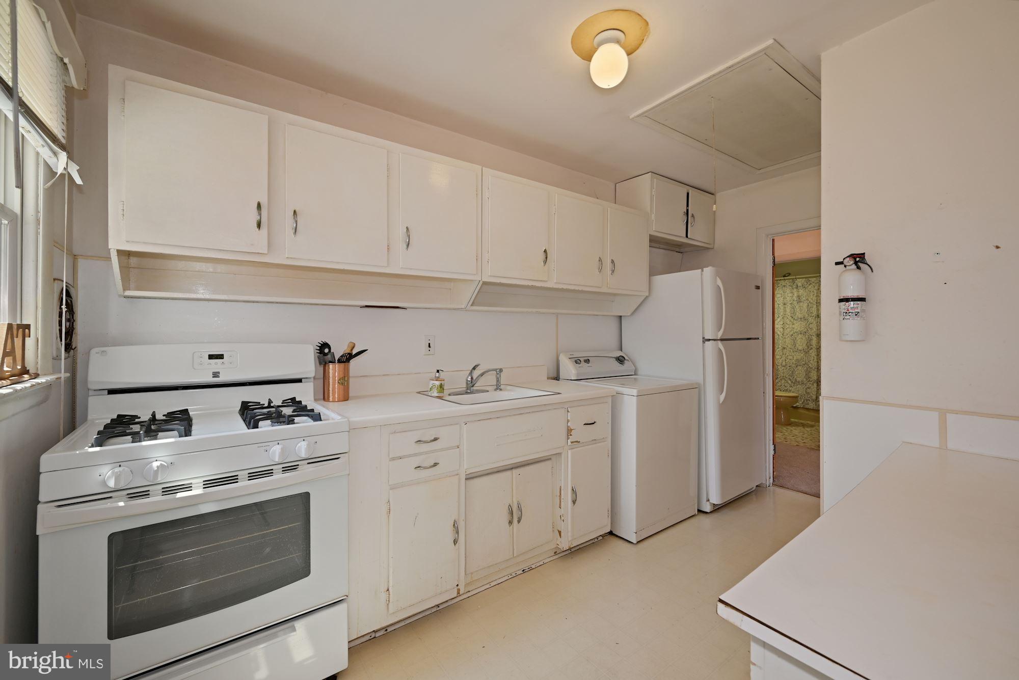 4 Paul Road Maple Shade, NJ 08052 - Photo 11 of 28 Retro White Galley Kitchen