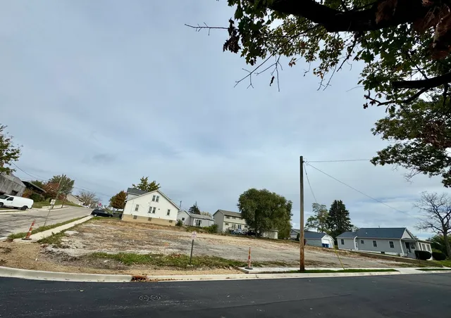 a view of a houses with a yard