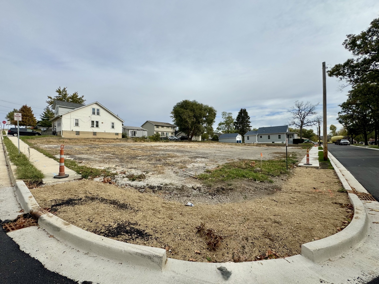 999 6th Street Peru, IL 61354 - Photo 4 of 6 a view of a living room and kitchen