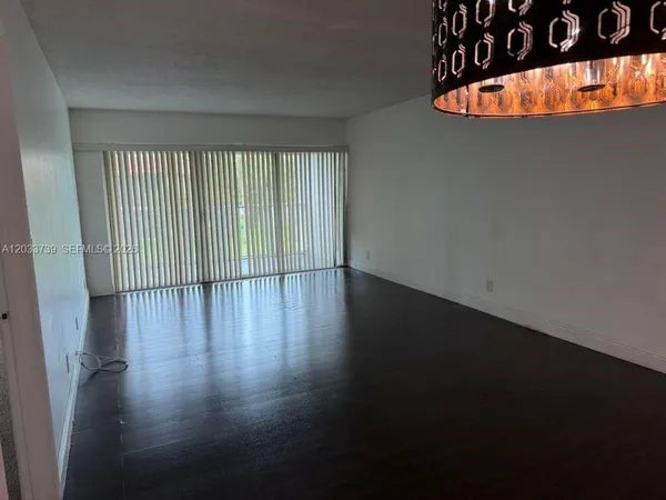 $2,300 | 140 Lakeview Drive, Unit 211, Weston, FL 33326