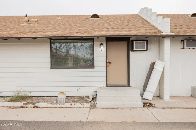 $1,095 | 864 East Chandler Boulevard, Unit 14, Chandler, AZ 85225