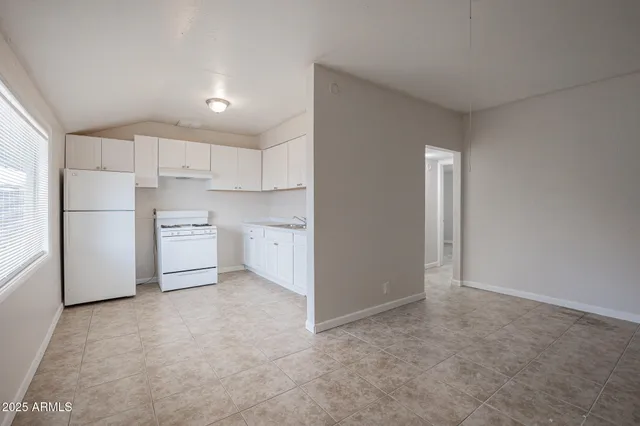 $1,095 | 864 East Chandler Boulevard, Unit 14, Chandler, AZ 85225