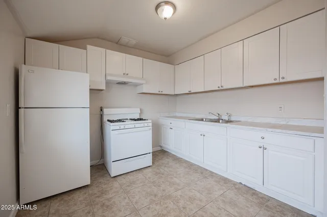 $1,095 | 864 East Chandler Boulevard, Unit 14, Chandler, AZ 85225