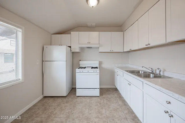 $1,095 | 864 East Chandler Boulevard, Unit 14, Chandler, AZ 85225