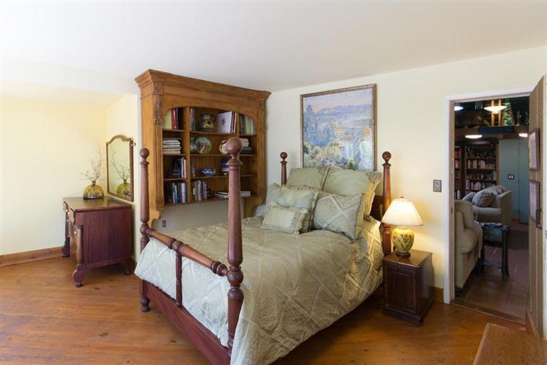 1131 Heatherside Road Pasadena, CA 91105 - Photo 19 of 44 a living room with furniture