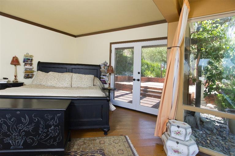1131 Heatherside Road Pasadena, CA 91105 - Photo 27 of 44 a living room with furniture and a window