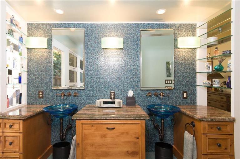 1131 Heatherside Road Pasadena, CA 91105 - Photo 32 of 44 a bathroom with a sink a toilet and mirror