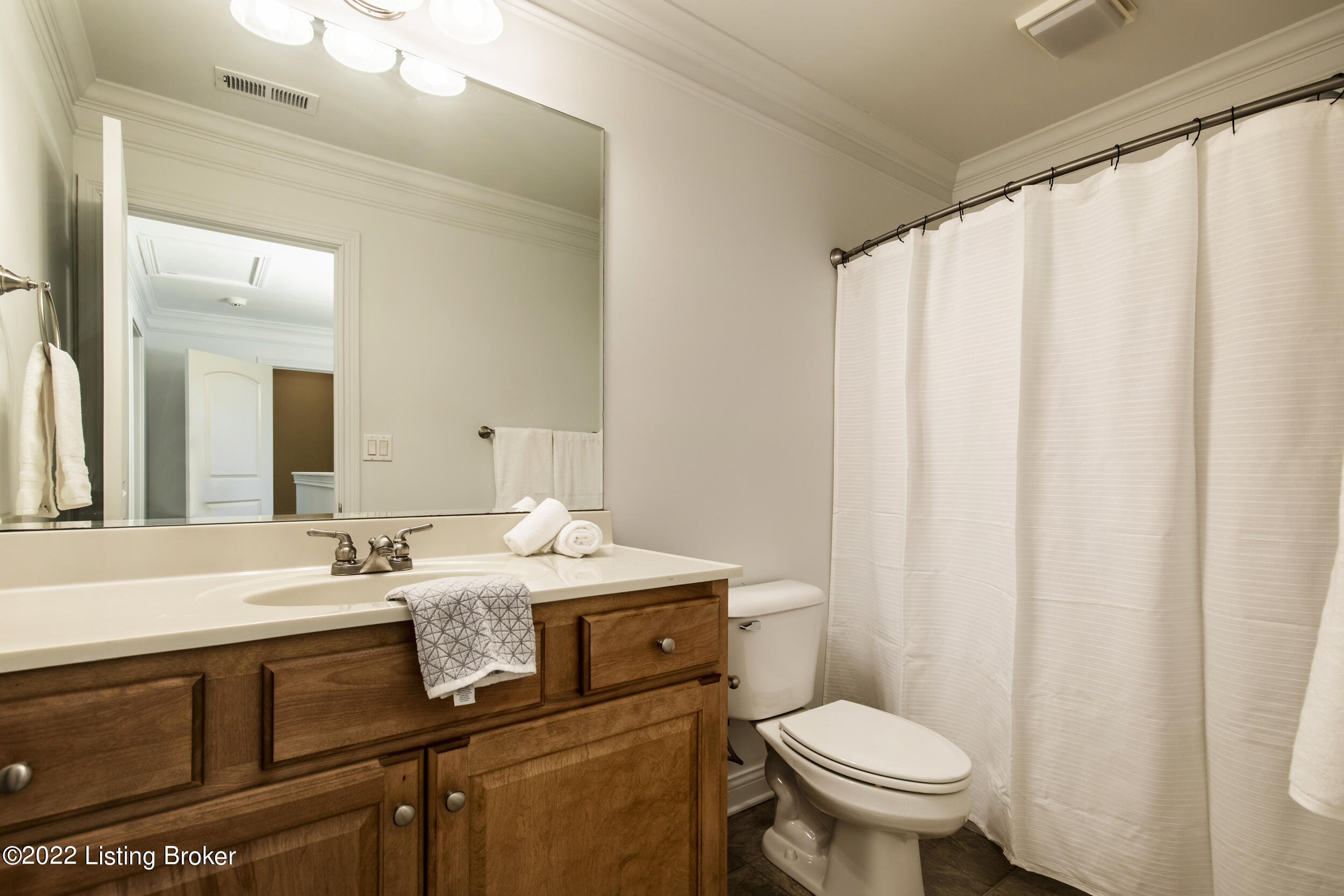 8909 Riley Avenue Lyndon, KY 40242 - Photo 26 of 34 26-2nd fl hall bath