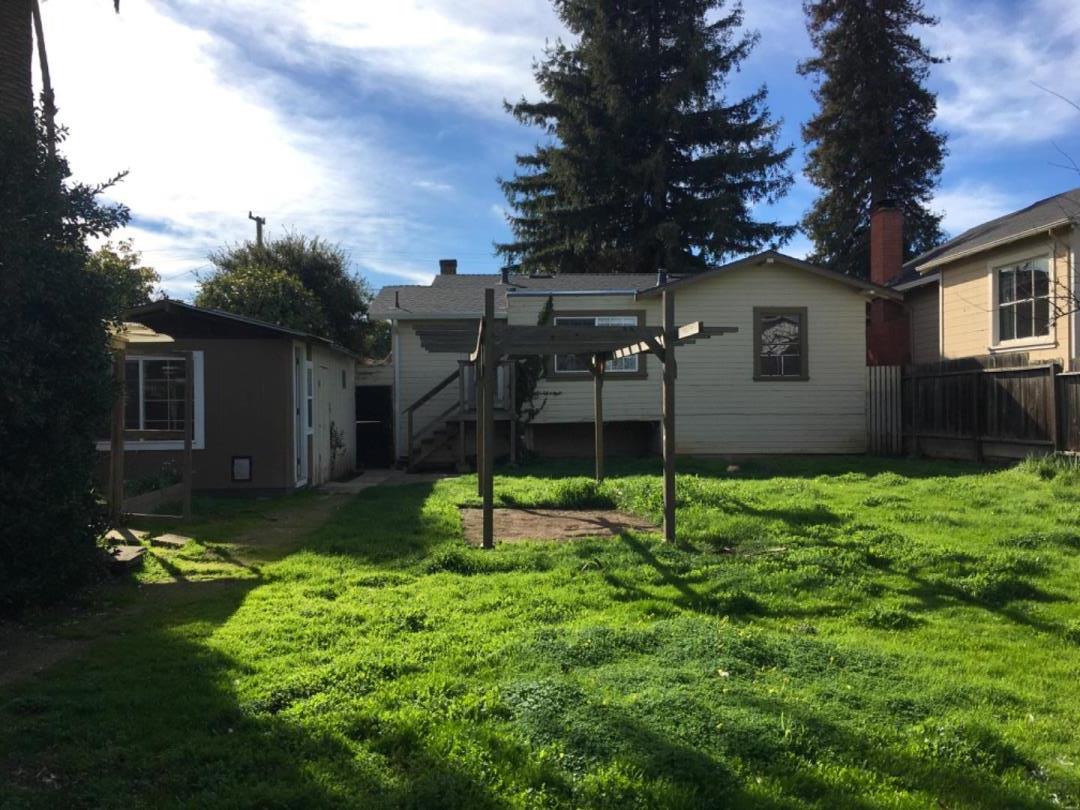 10 Bancroft Road Burlingame, CA 94010 - Photo 10 of 11 a backyard of a house with lots of green space