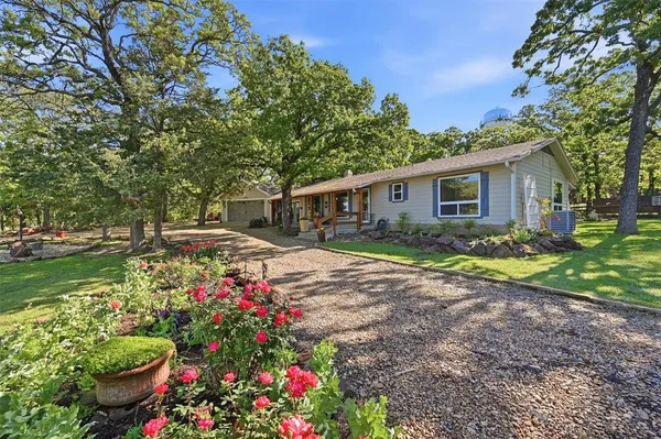 $398,000 | 301 Kiowa Drive East, Lake Kiowa, TX 76240