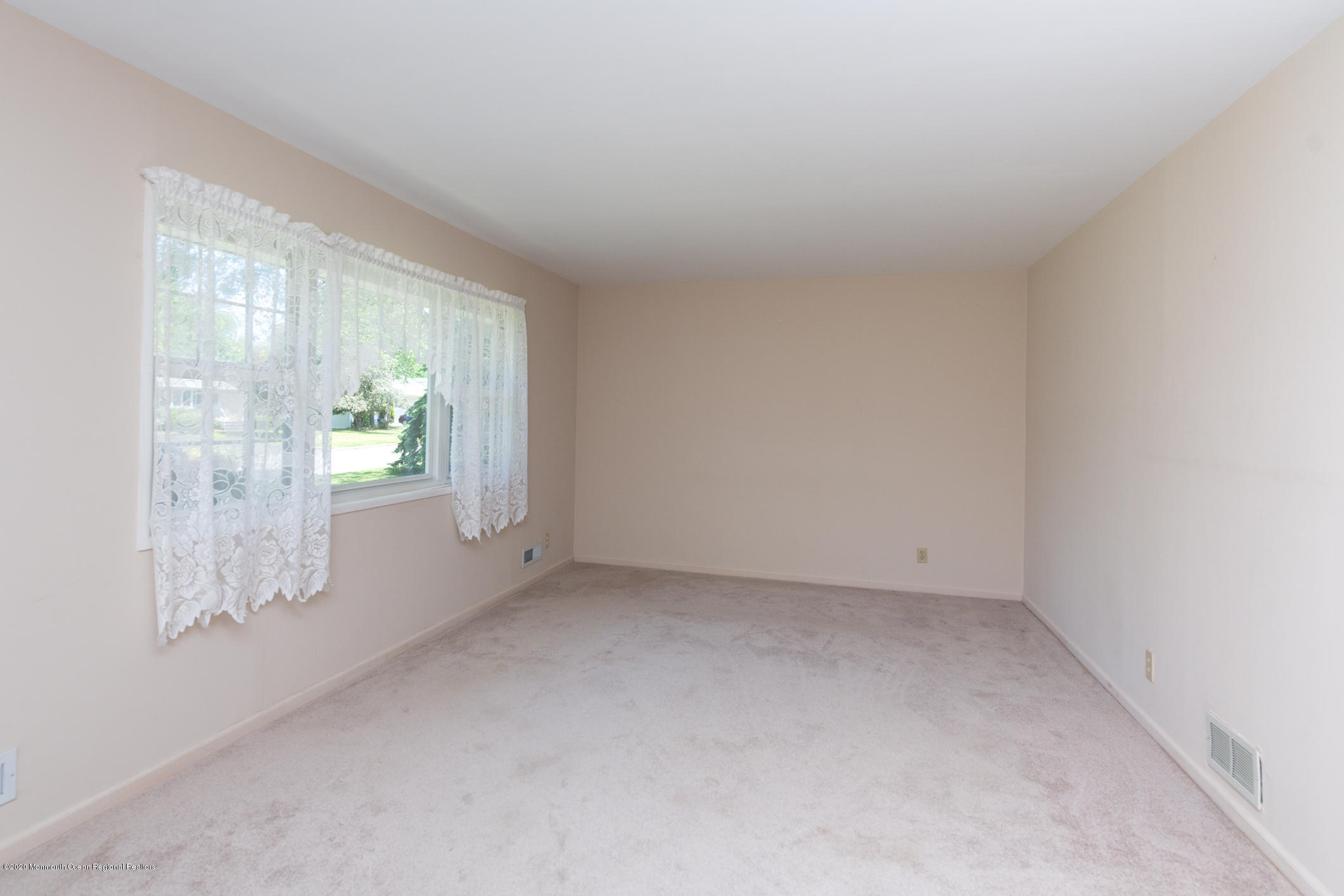 10 Mayfair Road Holmdel, NJ 07733 - Photo 13 of 13 Living Room