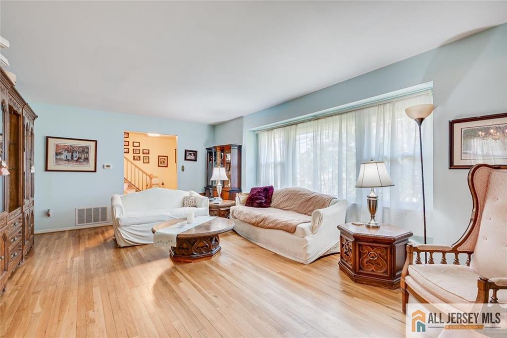 575 Grove Avenue Edison, NJ 08820 - Photo 8 of 37