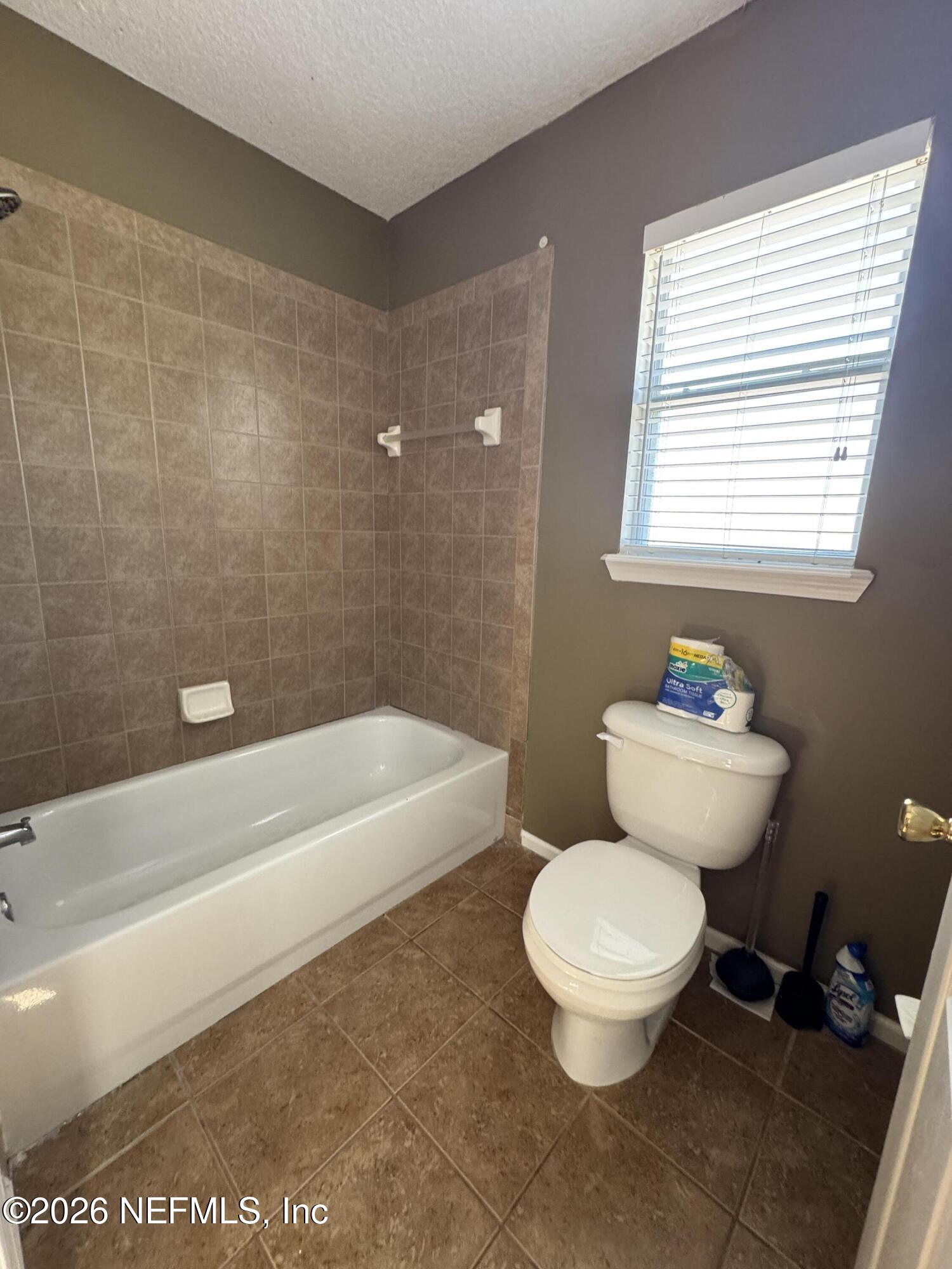 2725 Ravine Hill Drive Middleburg, FL 32068 - Photo 16 of 23 a bathroom with a toilet a sink and bathtub