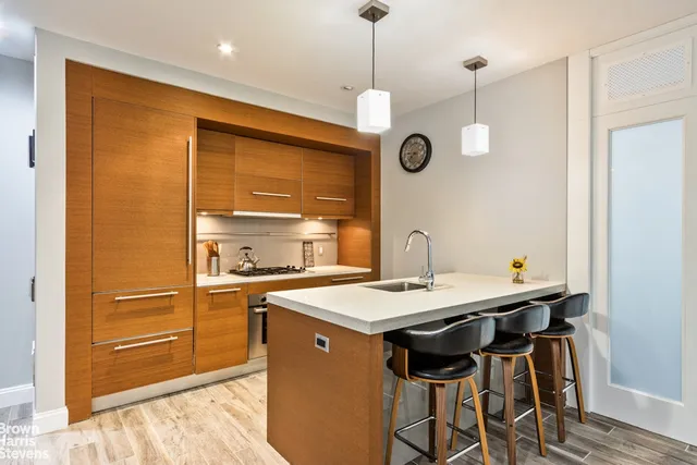 $920,000 | 529 West 42nd Street, Unit 8N | Hell's Kitchen