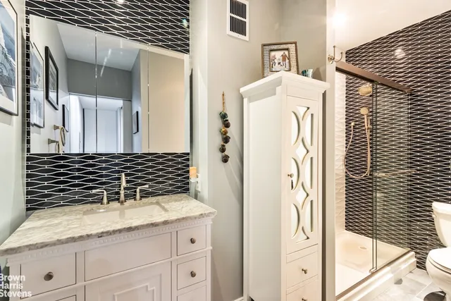 $920,000 | 529 West 42nd Street, Unit 8N | Hell's Kitchen