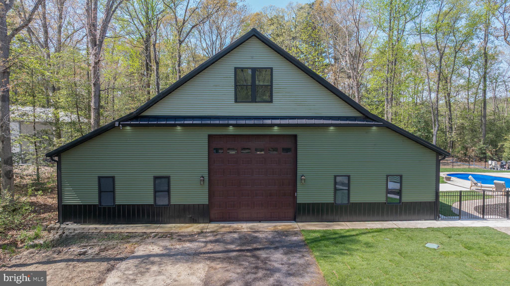 Outbuilding w/2BR, BA, Kitchen,FR