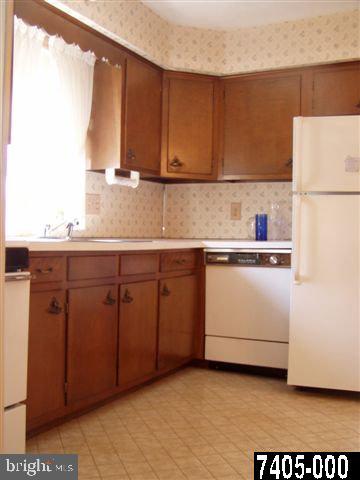 636 Nottingham Way Red Lion, PA 17356 - Photo 7 of 25 Gallery Image 7