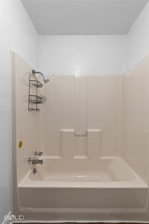 115 Pam Street Mansfield, LA 71052 - Photo 19 of 25 a bathroom with a bathtub