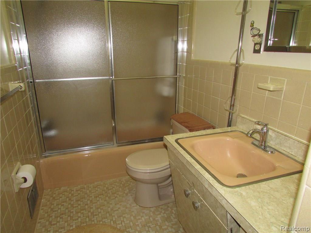 17147 Rougeway Street Livonia, MI 48152 - Photo 14 of 21 018.JPG