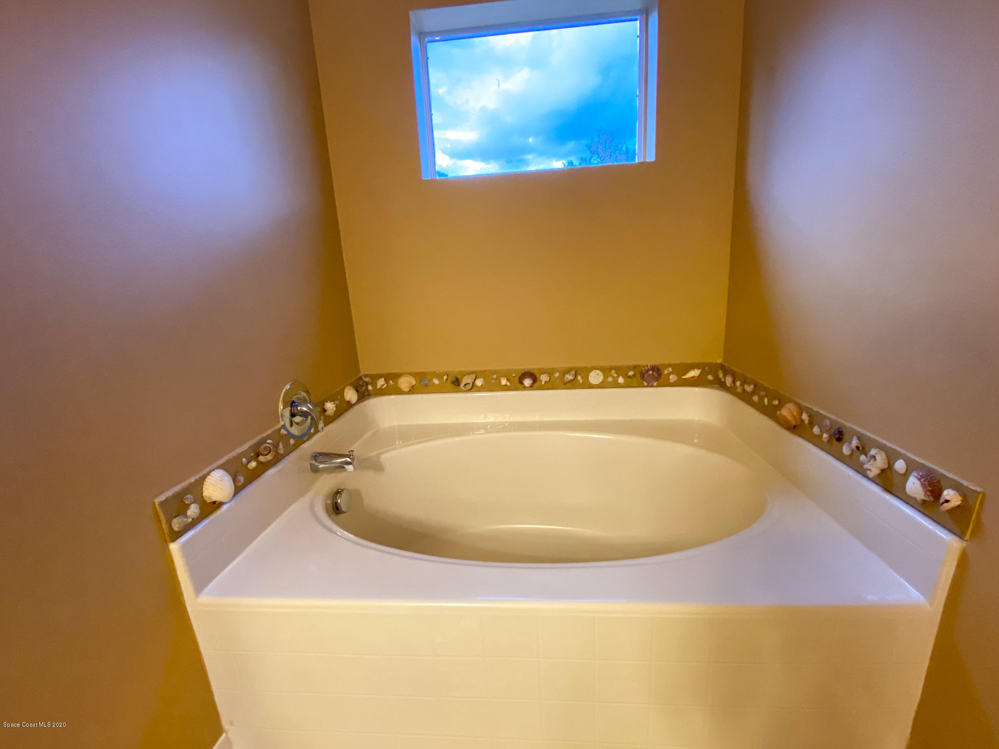 6150 Degan Road Cocoa, FL 32927 - Photo 40 of 48 a bathroom with a tub