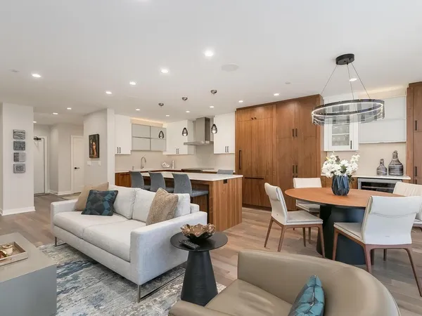 $675,000 | 1201 Yale Place, Unit 1107, Minneapolis, MN 55403