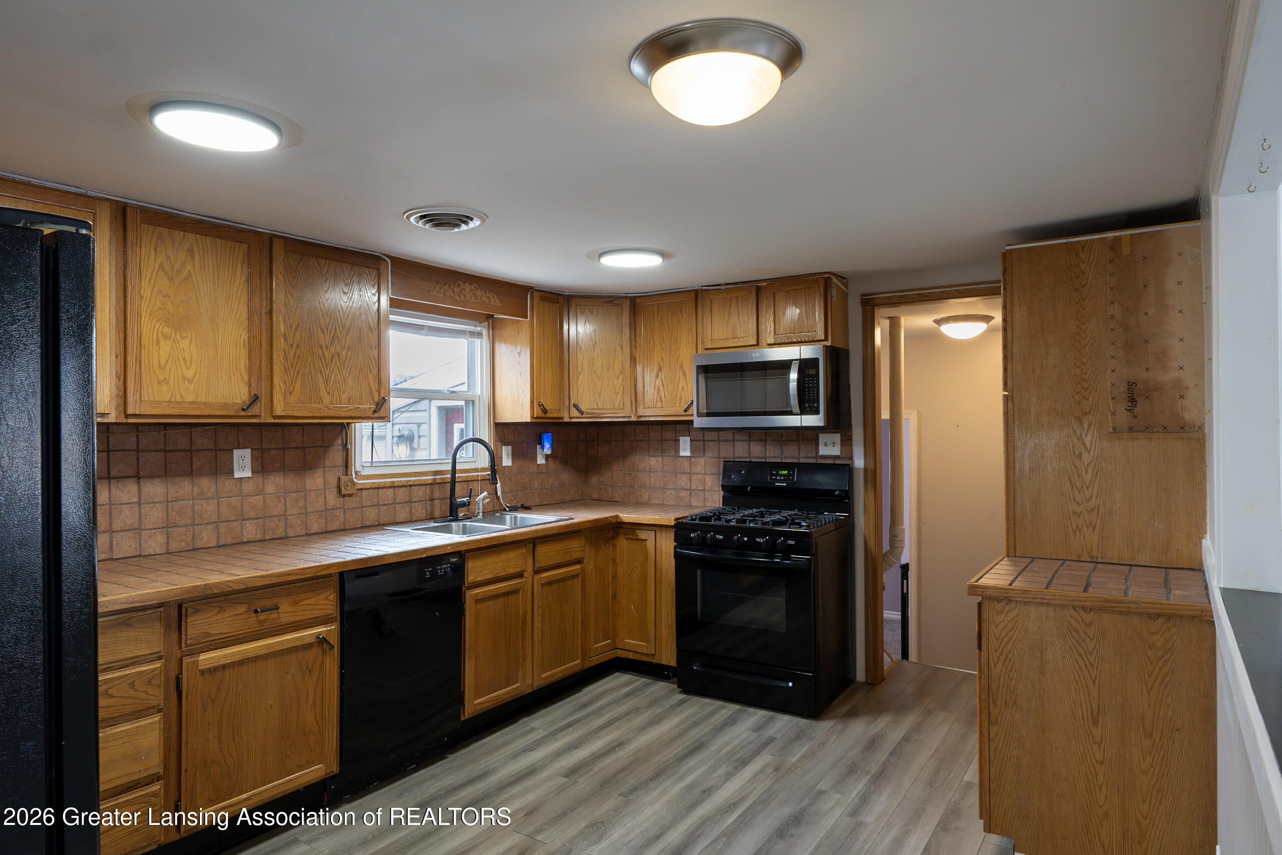 5017 Ingham Street Lansing, MI 48911 - Photo 7 of 33 11