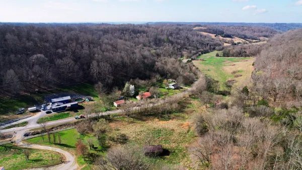 a view of a back yard