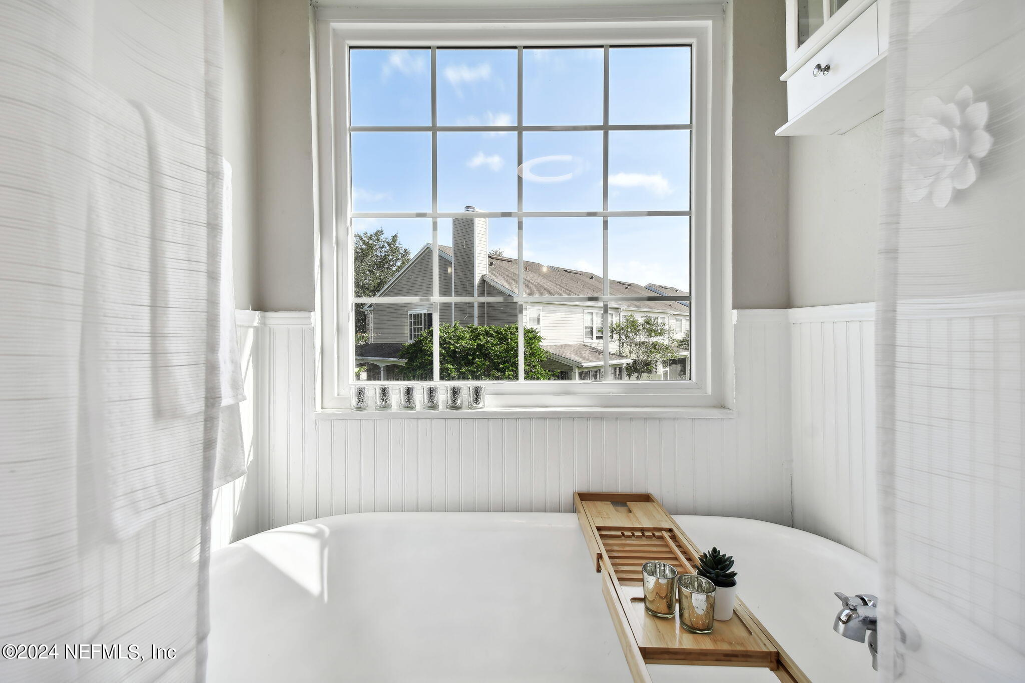 7473 Devondale Way Jacksonville, FL 32256 - Photo 35 of 68 a bath tub sitting next to a window