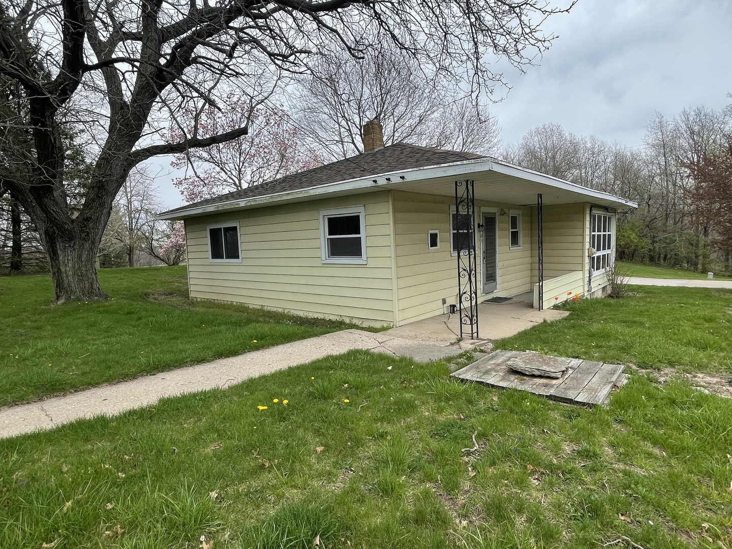 505 North St Paul Street Mark, IL 61326 - Photo 5 of 24 a backyard of a house with table and chairs