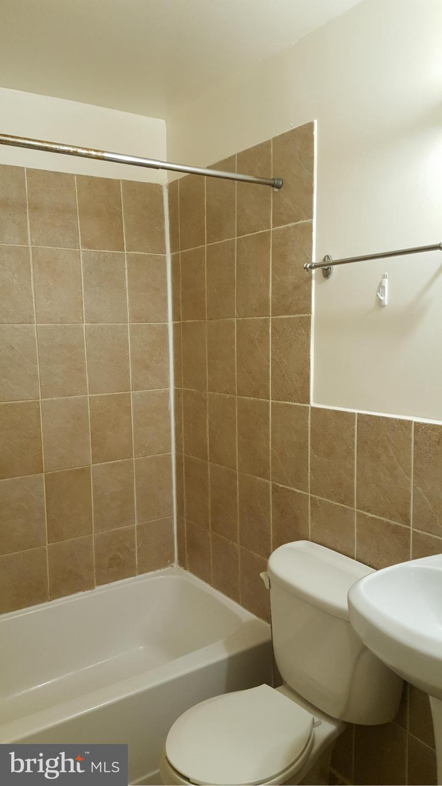 2707 North Rosedale Street Baltimore, MD 21216 - Photo 4 of 16 Bath