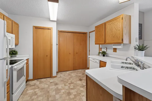 $195,000 | 4065 Wilshire Circle, Unit 8, Shoreview, MN 55126