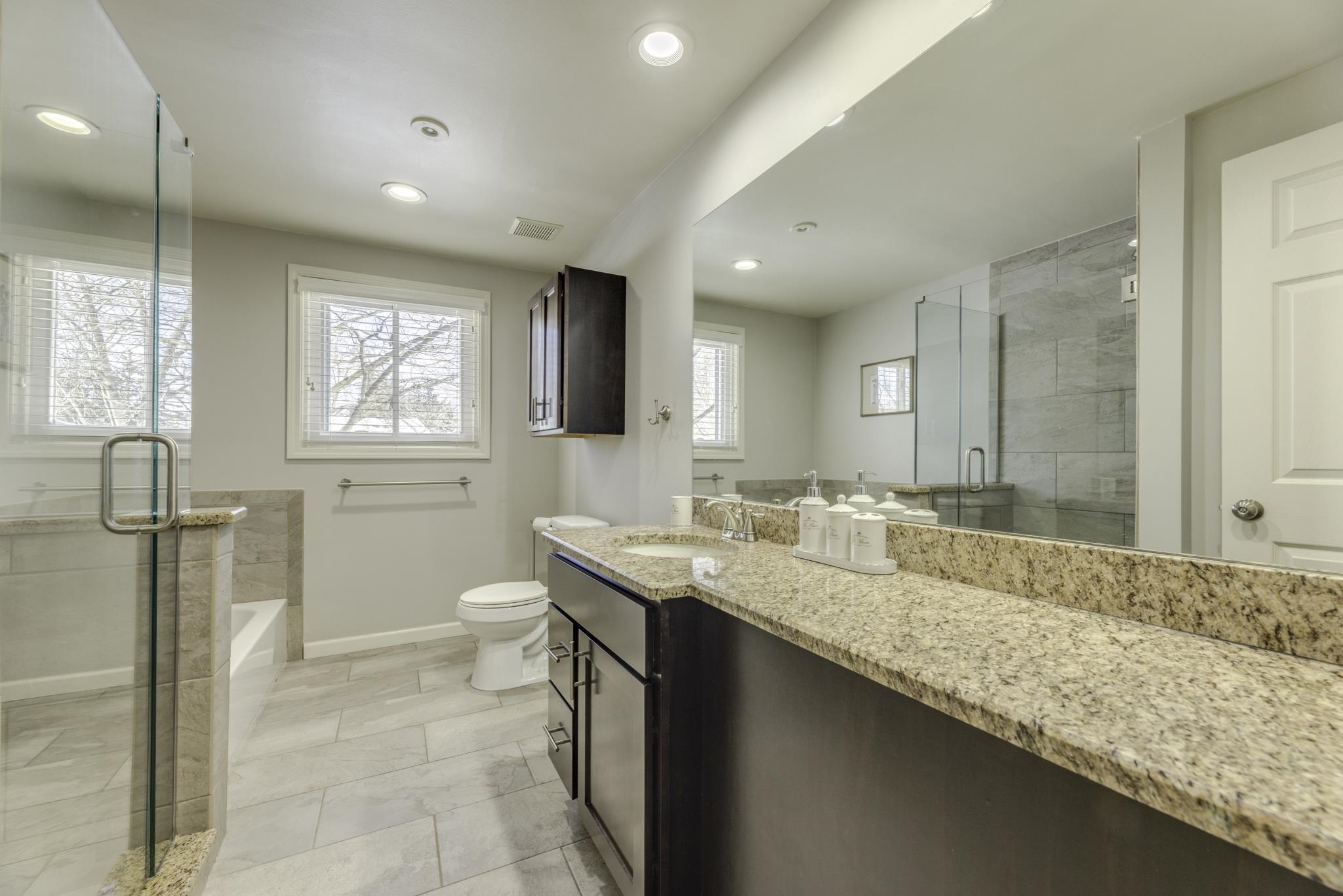 2762 Bridle Road Bloomfield Hills, MI 48304 - Photo 17 of 42 Full bathroom upper level