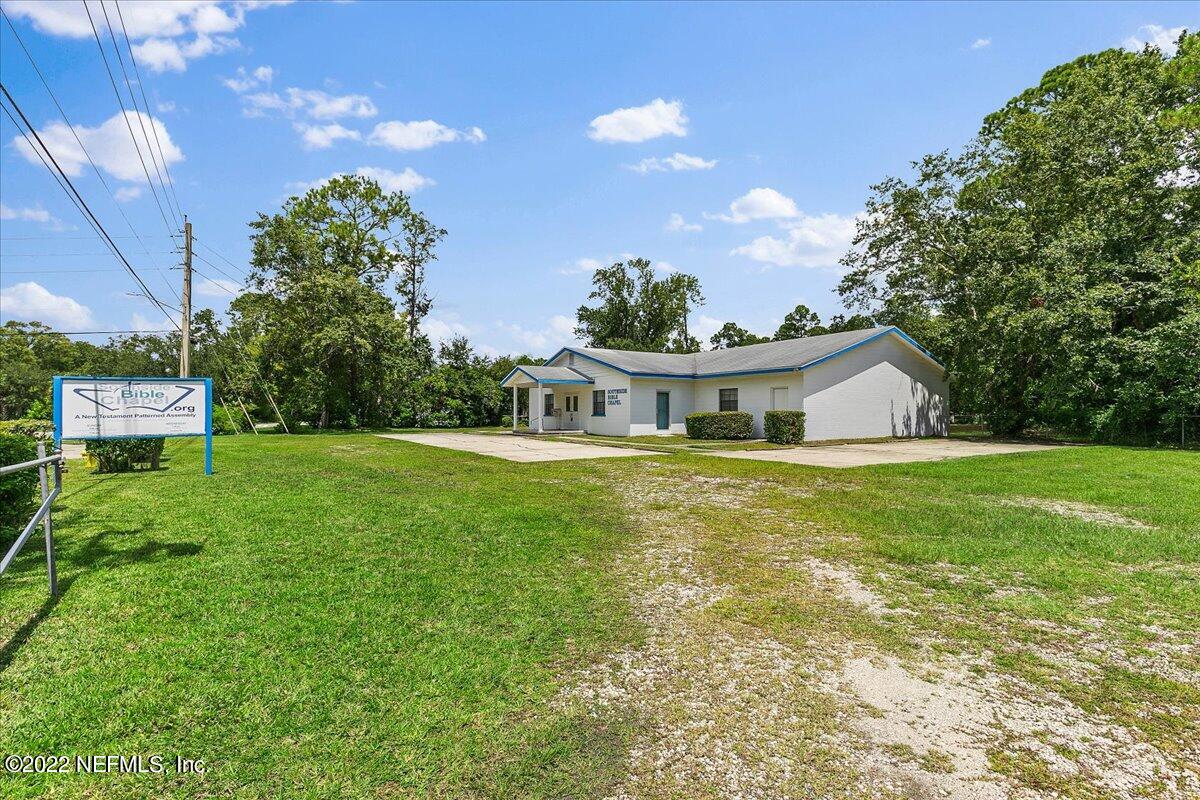 2701 Dean Road Jacksonville, FL 32216 - Photo 2 of 19 a front view of a house with garden