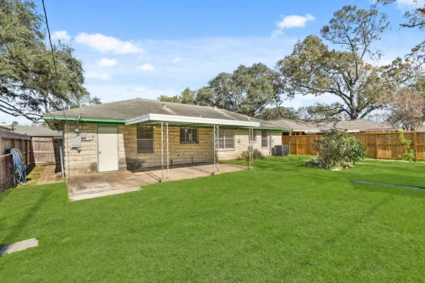 $1,795 | 1207 Stonecrest Drive, Houston, TX 77018