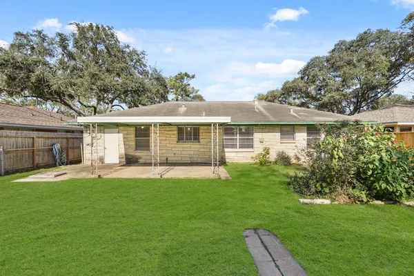 $1,795 | 1207 Stonecrest Drive, Houston, TX 77018